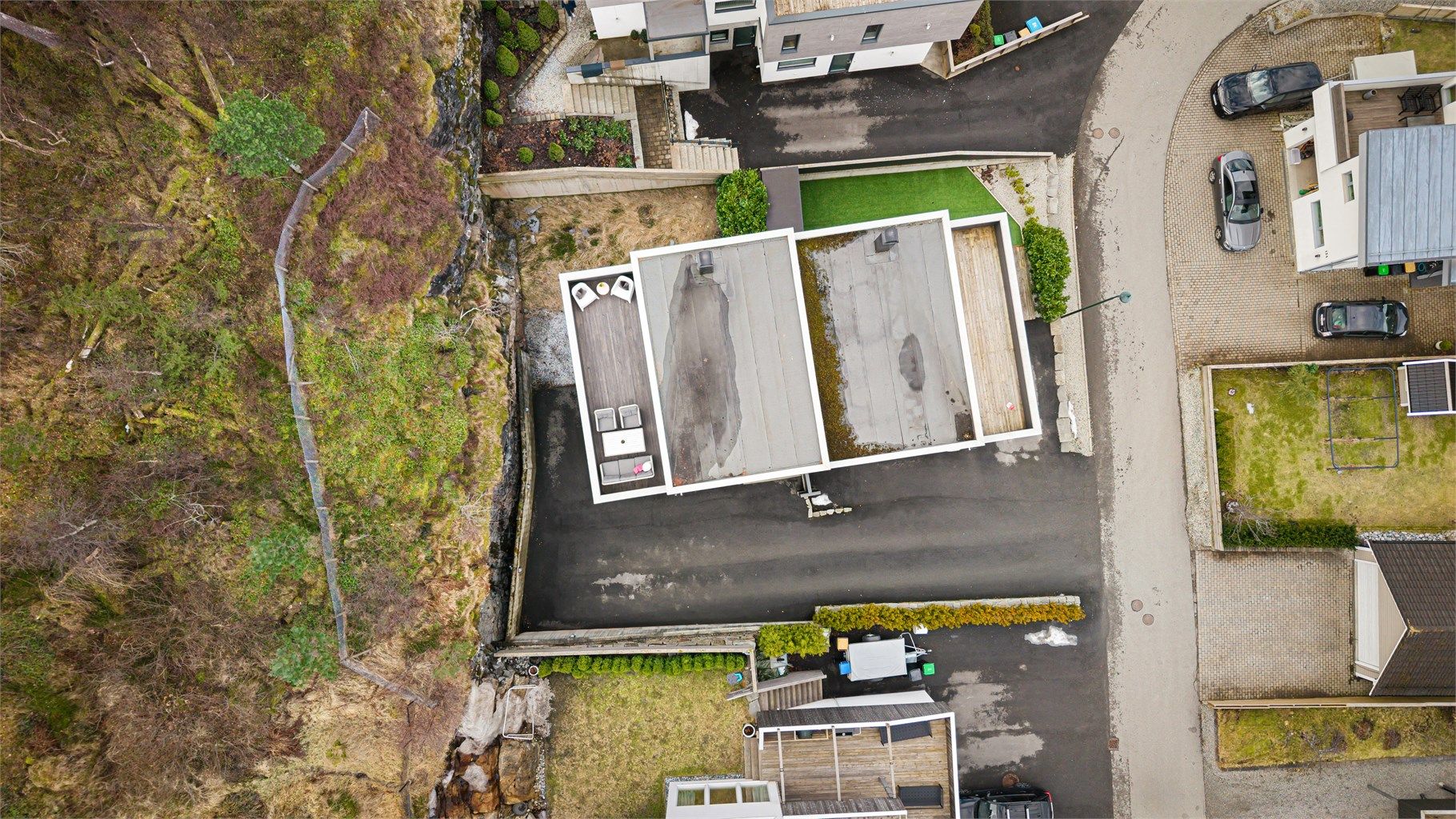 Dronebilde v tomten sett fra fugleperspektiv