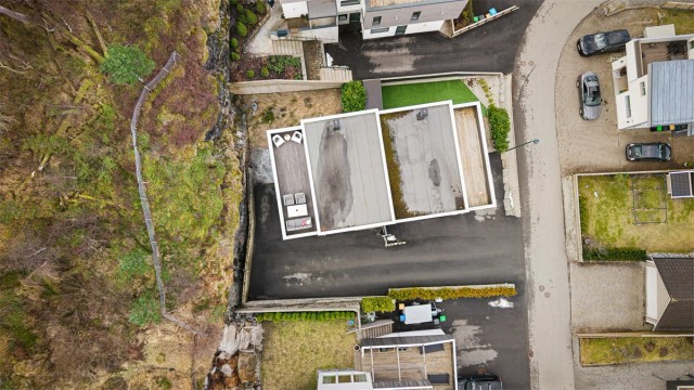 Dronebilde v tomten sett fra fugleperspektiv
