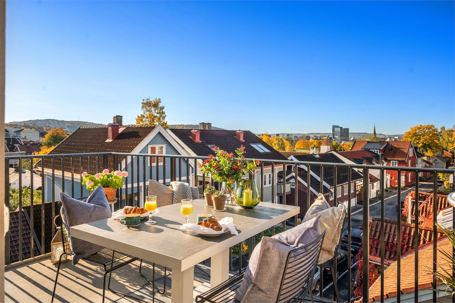 Velkommen til Fjellgata 30B! Fantastisk hjørneleilighet med uslåelig utsikt - presentert av Eiendomsmegler Krogsveen. 