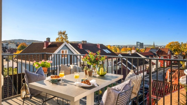 Velkommen til Fjellgata 30B! Fantastisk hjørneleilighet med uslåelig utsikt - presentert av Eiendomsmegler Krogsveen.