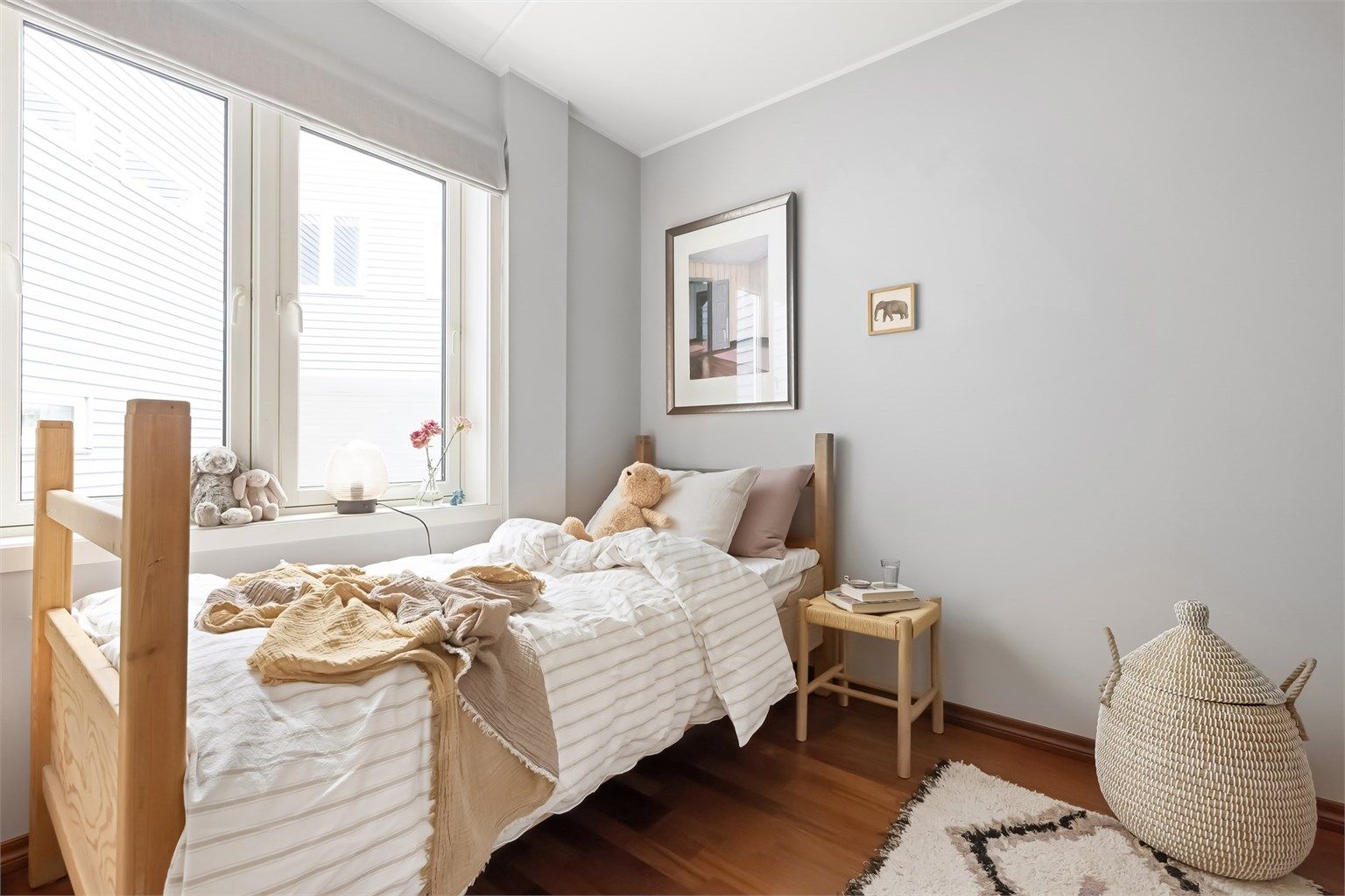 Soverommet er 2,42 m bredt så er får du også fint plass en vanlig seng (bildet er lånt fra tidligere salg)