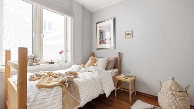 Soverommet er 2,42 m bredt så er får du også fint plass en vanlig seng (bildet er lånt fra tidligere salg)