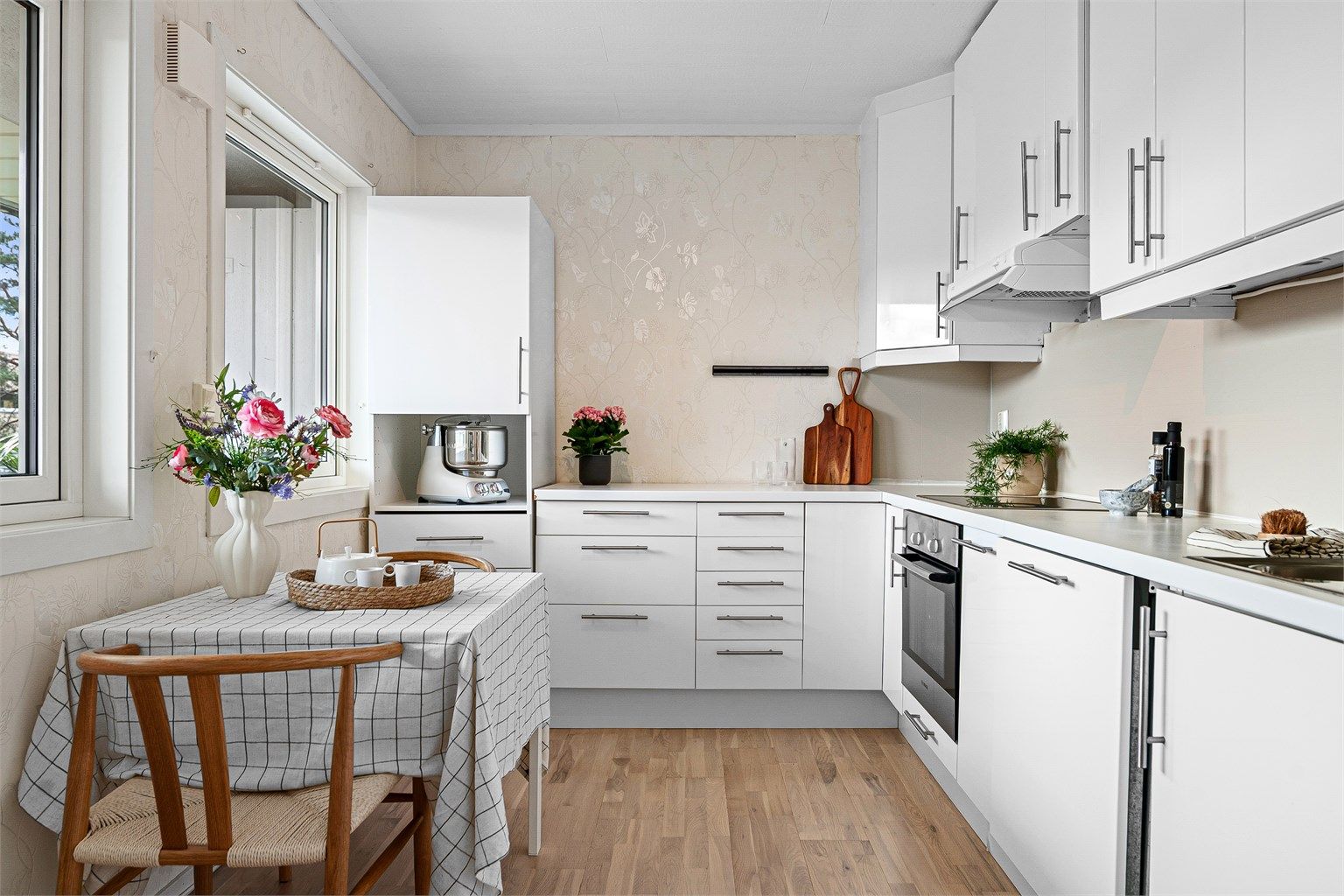 Pent og funksjonelt kjøkken med god plass i skuffer og skap til oppbevaring og benkeplass til matlagingen