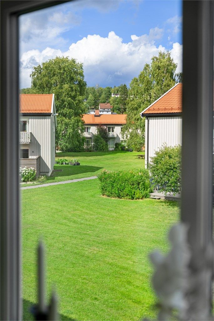 Aksjelaget består av 105 leiligheter fordelt på 9 småhusbygg