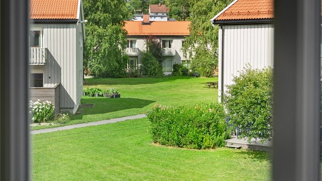 Aksjelaget består av 105 leiligheter fordelt på 9 småhusbygg