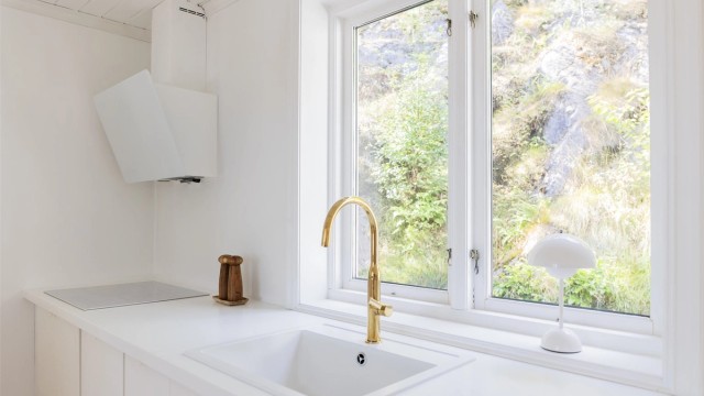 Stilrent og moderne IKEA-kjøkken fra 2018 med helintegrerte hvitevarer.