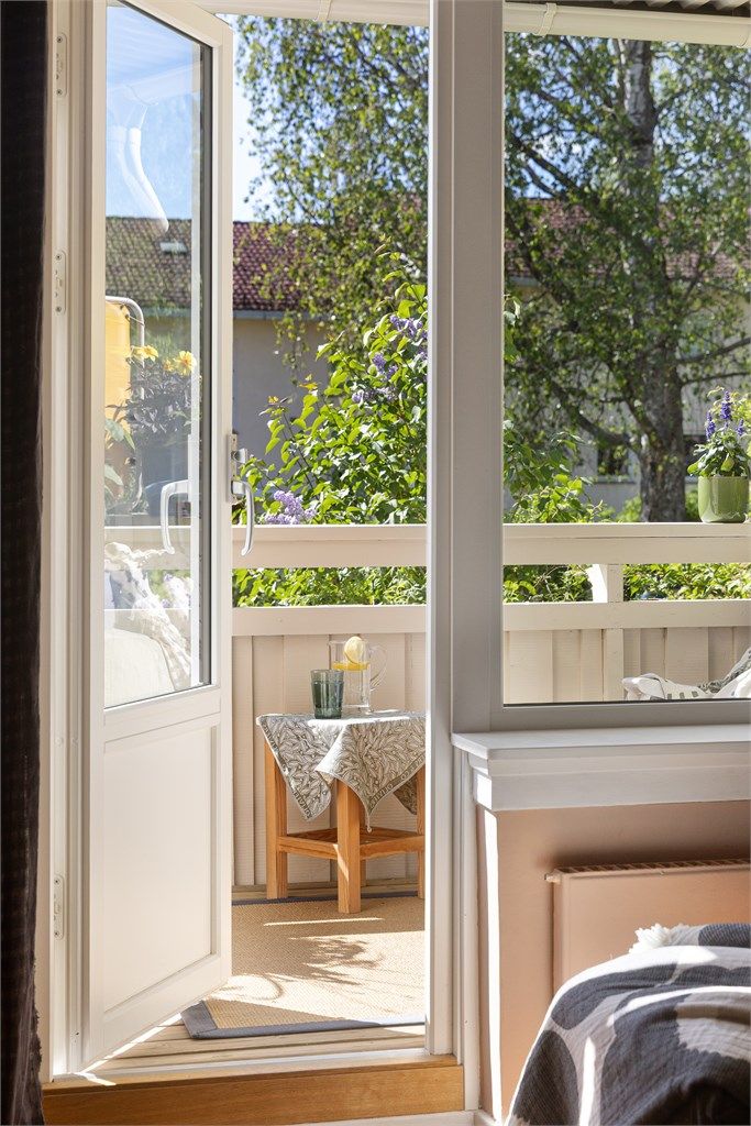 Leiligheten ligger i stille og rolig område med et flott opparbeidet fellesareal. Alle vinduer og balkongdør ble byttet i 2022