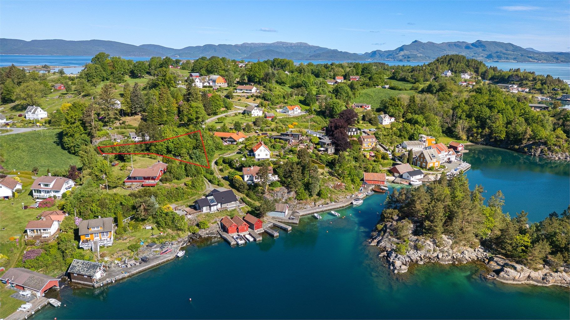 Beliggenheten gir umiddelbar nærhet til sjøen og et aktivt kystmiljø.
Her er det tegnet opp ca. tomtegrense.