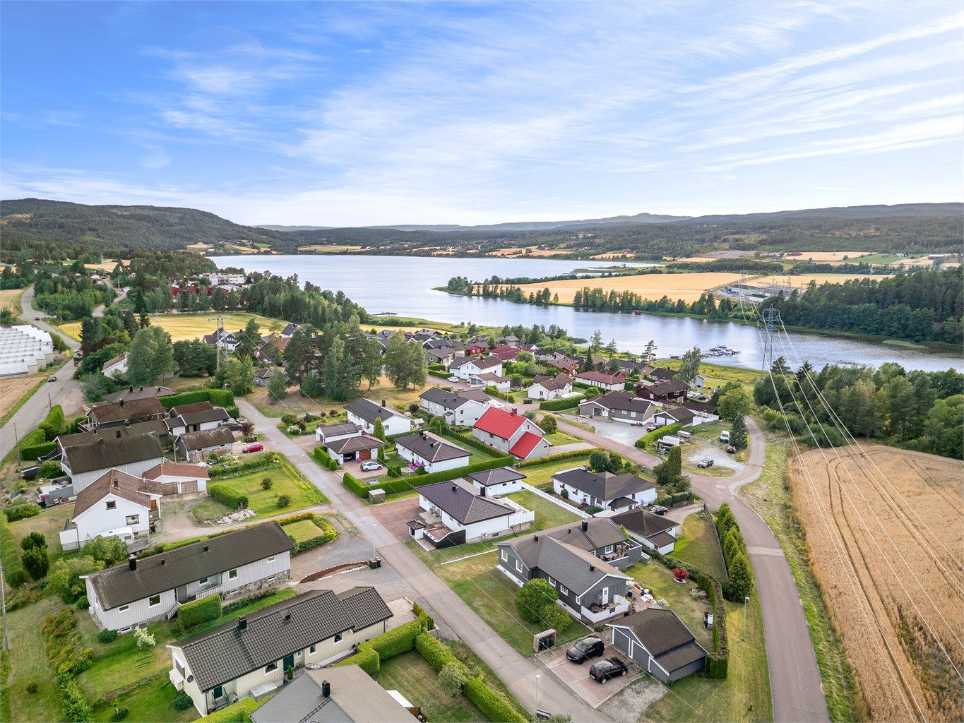 Meget kort vei ned til Fiskumvannet med flotte bade-, fiske og turmuligheter