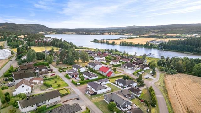 Meget kort vei ned til Fiskumvannet med flotte bade-, fiske og turmuligheter