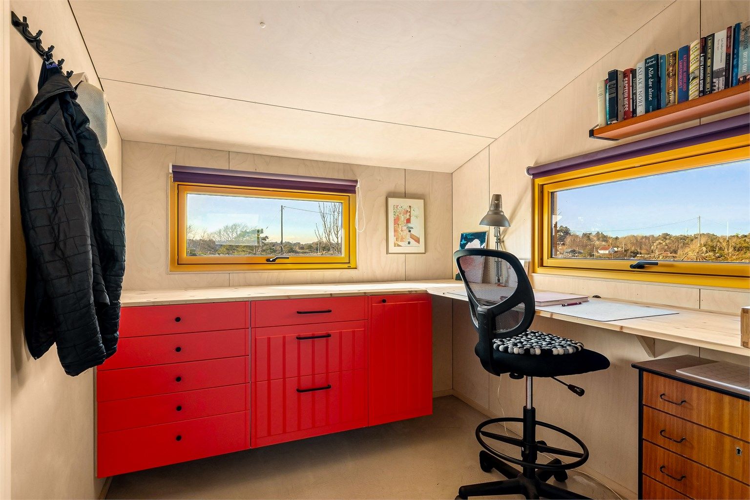 Dette rommet var tidligere gang, men fungerer nå som et hyttekontor.