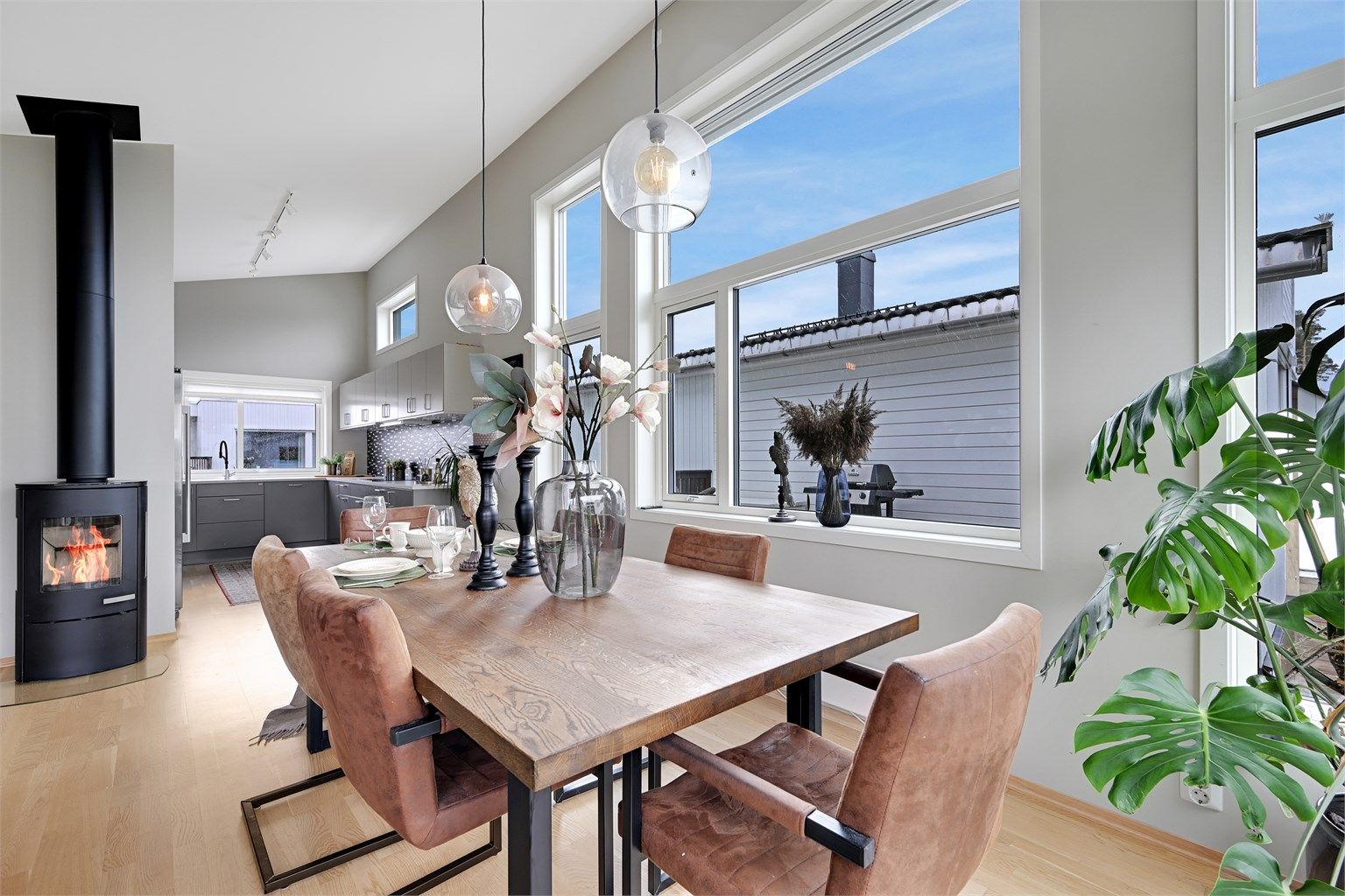 Spisestuen har god plass til hyggelige måltider med familie og venner.
