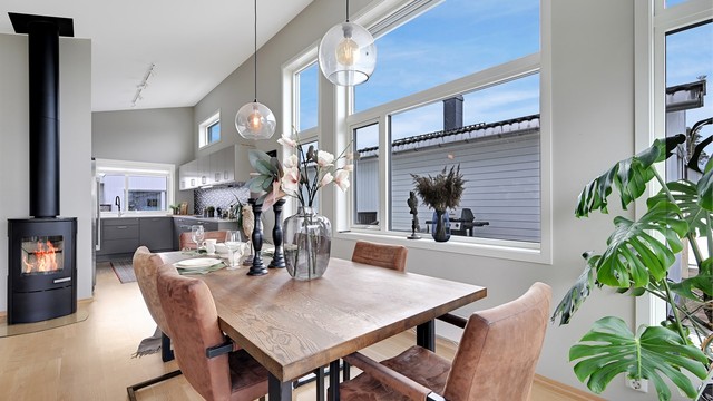 Spisestuen har god plass til hyggelige måltider med familie og venner.