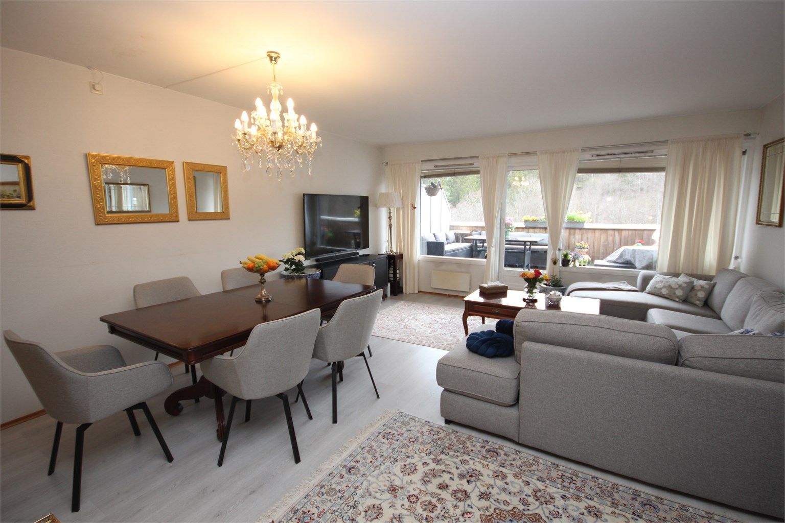 Lys og luftig stue med sittegruppe og stort spisebord