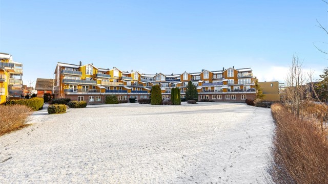 Store, åpne og grønne fellesarealer omkranser bygget.