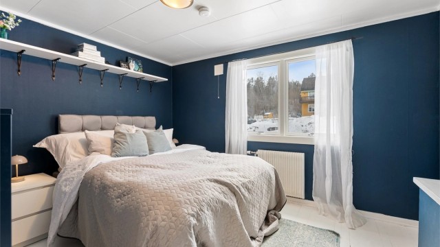 Hovedsoverommet er romslig og har god plass til dobbeltseng.