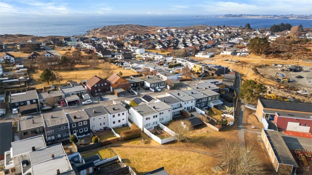 Etablert boligområde med skolen like ved.