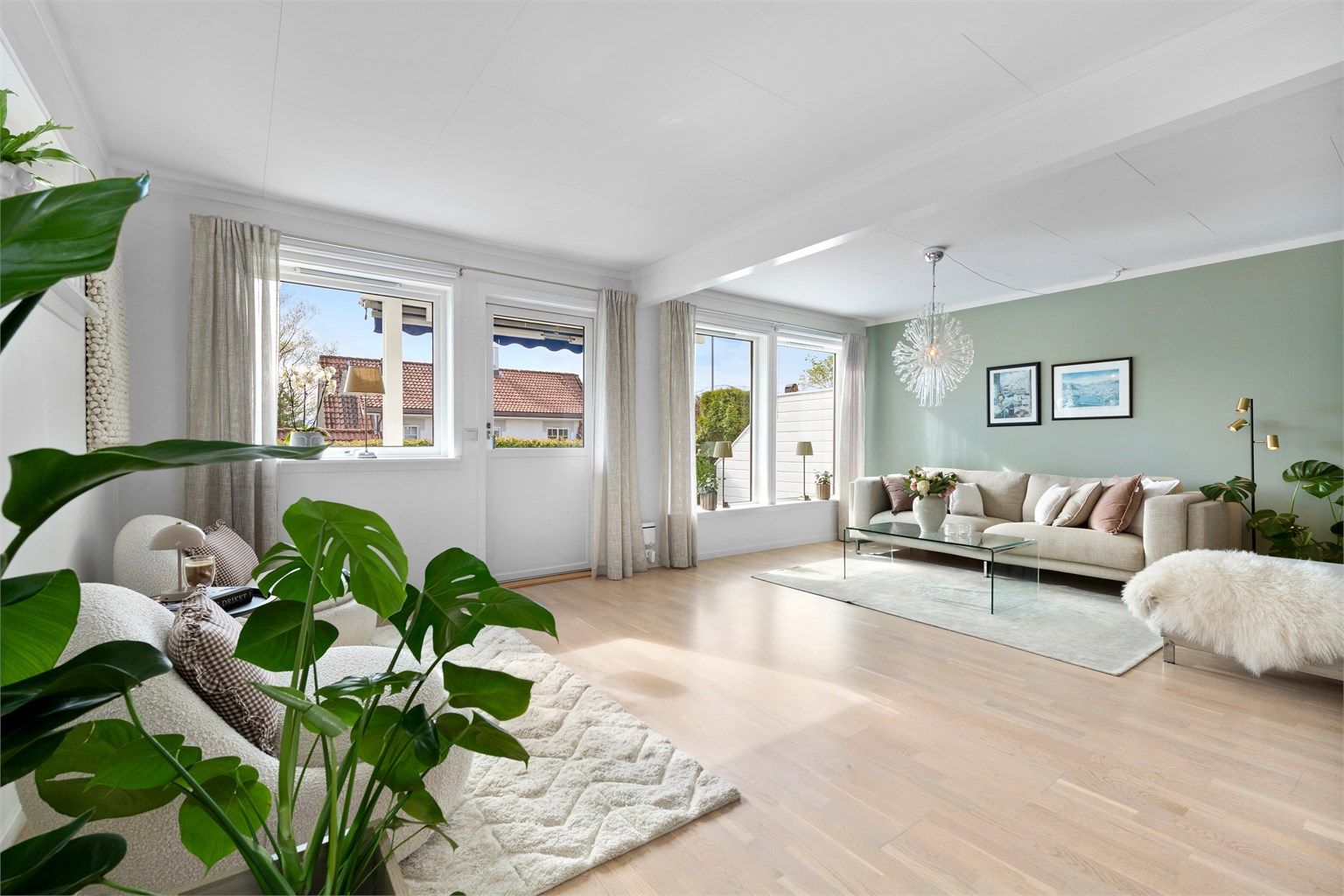 Stuen har god plass til flere sittegrupper og gjennomgående parkett i hele hovedetasjen