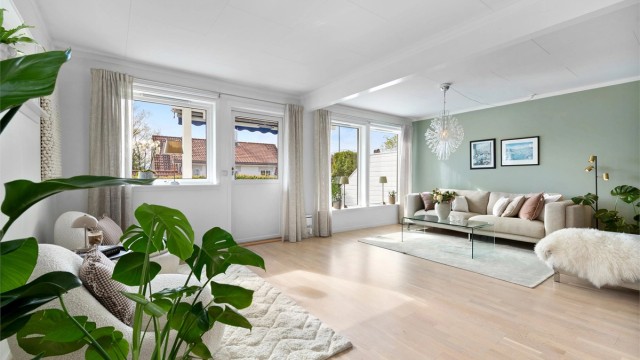 Stuen har god plass til flere sittegrupper og gjennomgående parkett i hele hovedetasjen