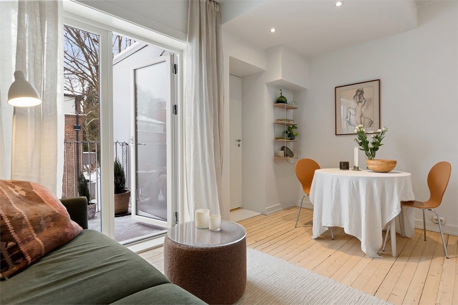 Lys og hyggelig stue med åpen kjøkkenløsning