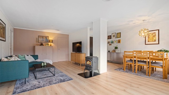 Krogsveen v/Azra Hadzic har gleden av å presentere Leirdalen 21C - en innholdsrik 3-roms leilighet sentralt på Mosby.