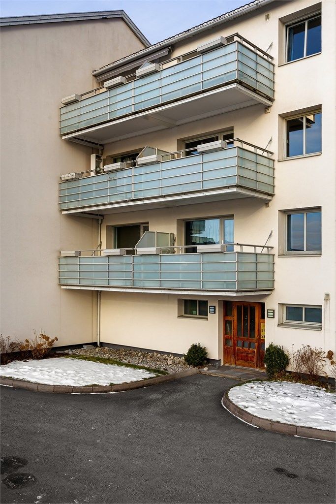 Eiendommen har asfaltert adkomst og velholdte fellesarealer.