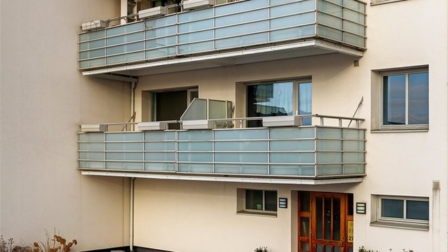 Eiendommen har asfaltert adkomst og velholdte fellesarealer.