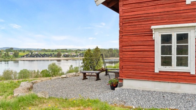 På eiendommen står også et eldre bryggerhus og et tradisjonelt stabbur fra 1800-tallet.