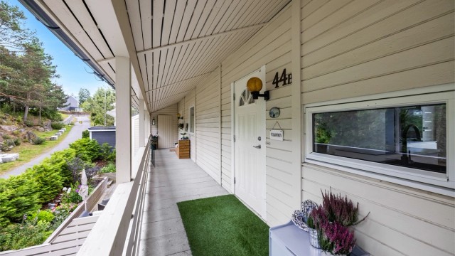 Adkomst til leiligheten via en overbygget og skjermet svalgang.