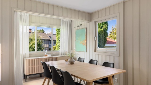 Spisestuen ligger i den innbygde verandadelen fra 2004 med vinduer på to sider samt terrassedør i tillegg