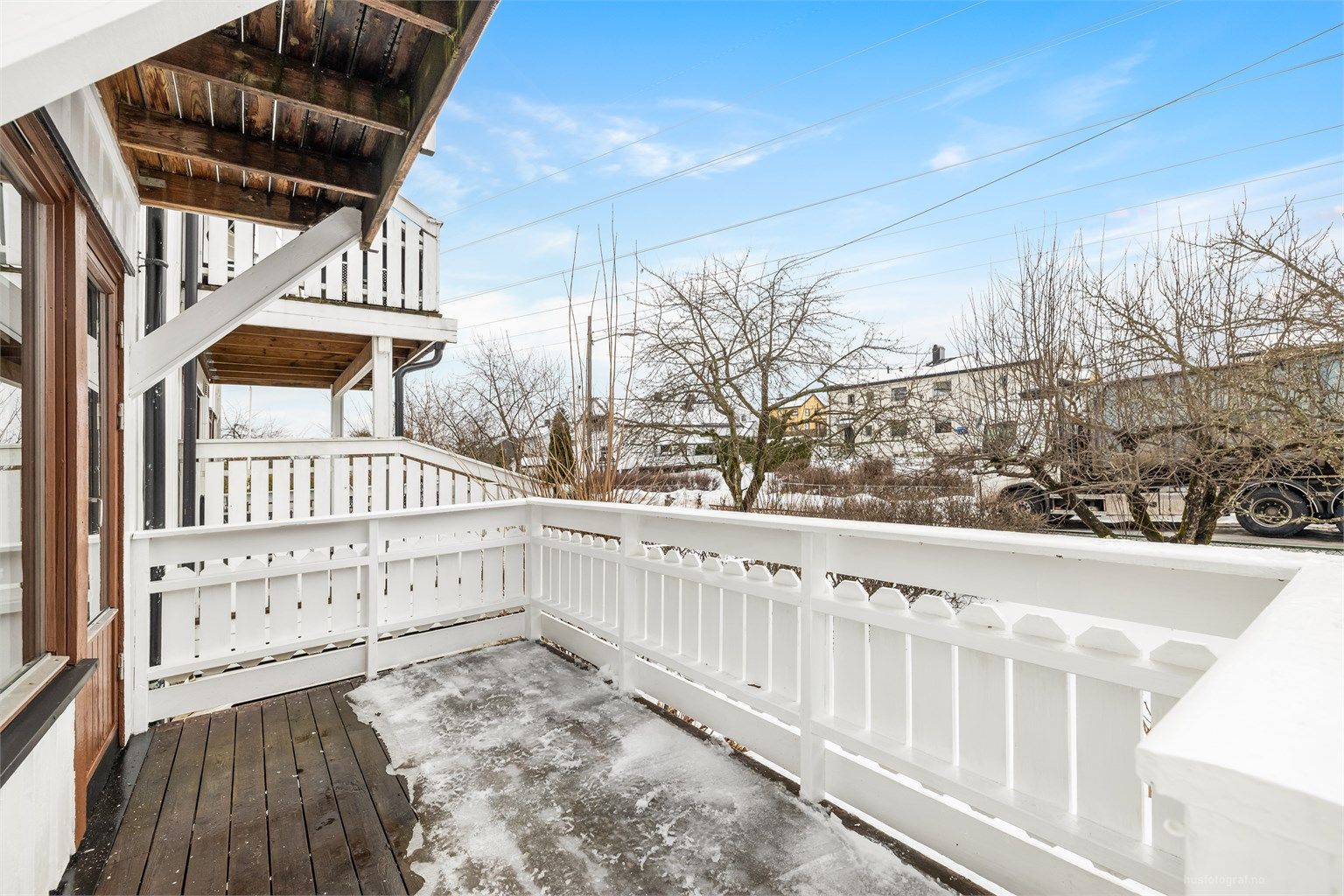 Delvis overbygget terrasse på ca. 7 kvm.