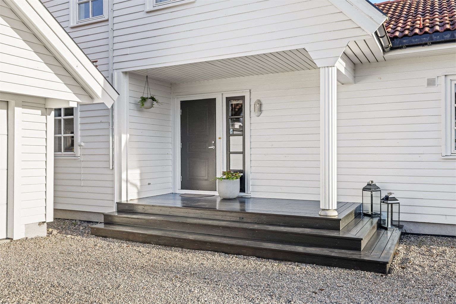 Overbygd inngangsparti. Velkommen inn! 