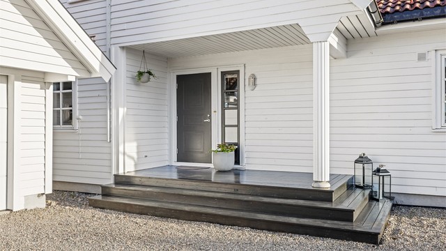 Overbygd inngangsparti. Velkommen inn!