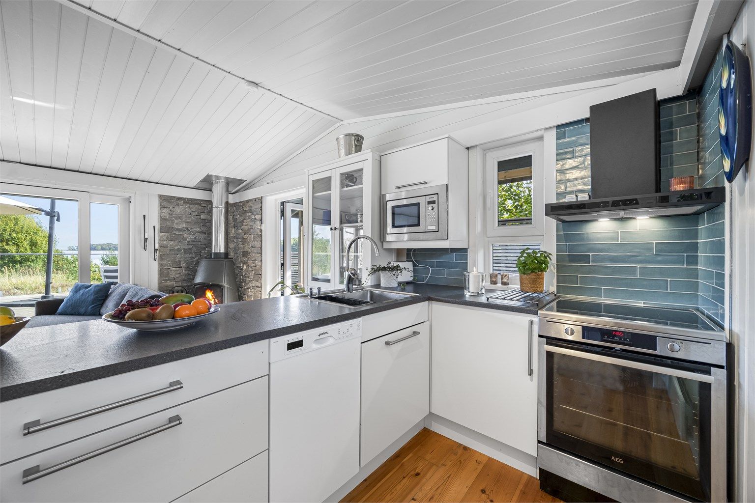 Hvitevarer på kjøkken medfølger i handelen.