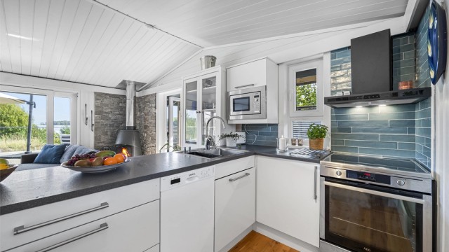 Hvitevarer på kjøkken medfølger i handelen.