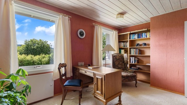 Stort soverom som opprinnelig var to soverom. Her er det enkelt å tilbakestille ved behov slik at man har hele tre soverom i etasjen