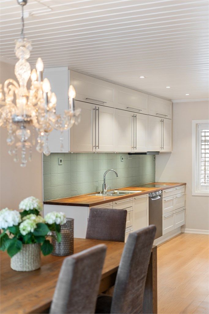 Gjennomgående enstavs parkett binder kjøkken og stue sammen. Downlights i taket gir god arbeidsbelysning.