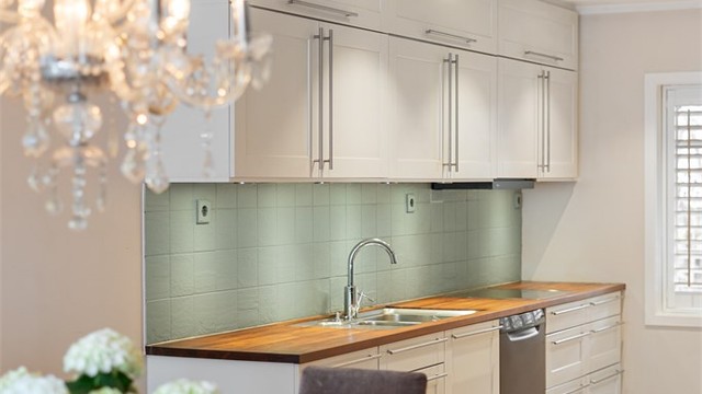 Gjennomgående enstavs parkett binder kjøkken og stue sammen. Downlights i taket gir god arbeidsbelysning.