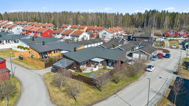 Velkommen til Pirils veg 1 - Lettstelt enebolig over ett plan i et veletablert boligområde.