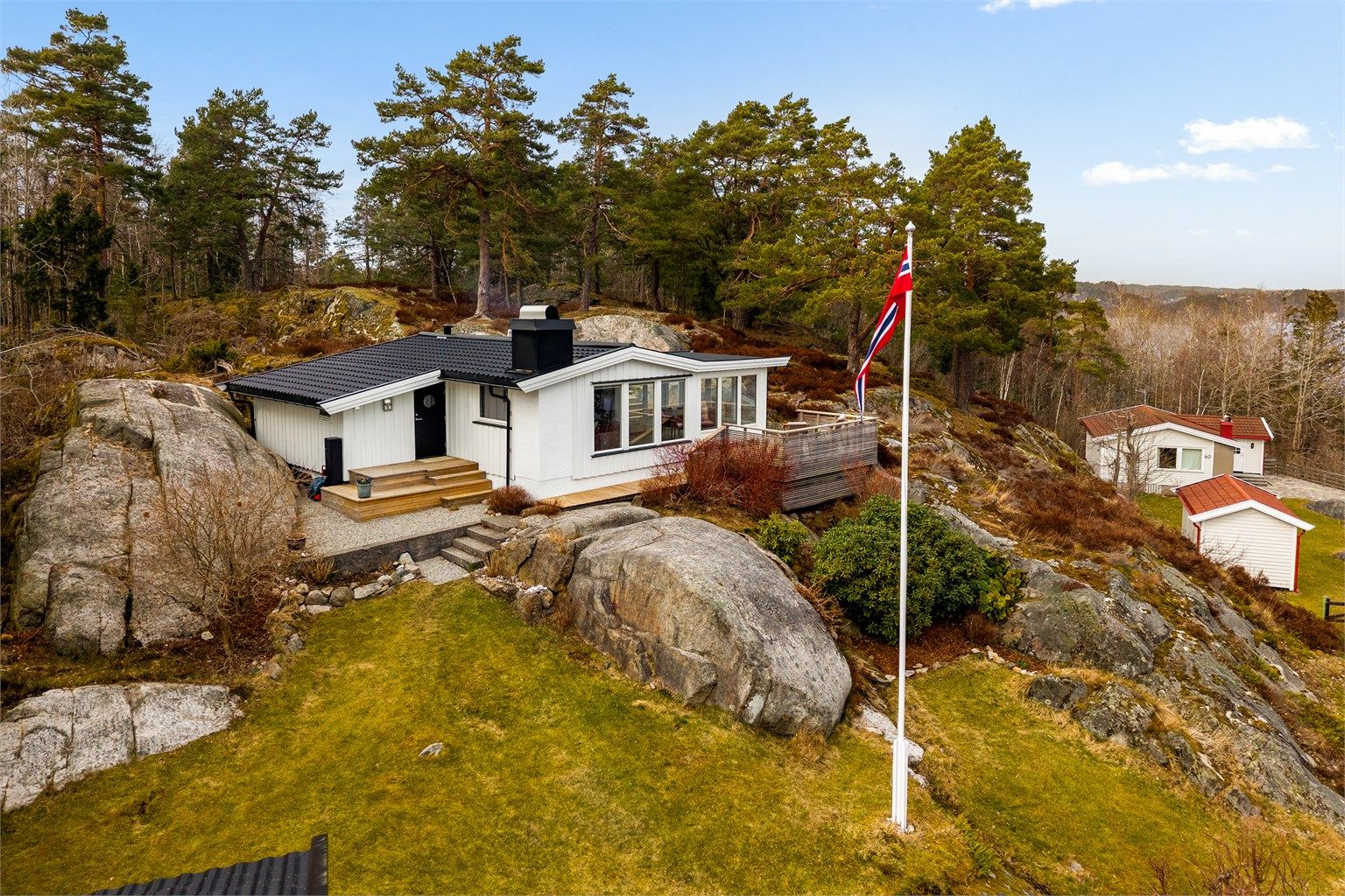 Eiertomt på 1246 kvm som er pent opparbeidet og består for det meste av naturtomt, samt noen partier med svaberg/fjell. Hytta ligger fritt og fint til på tomten.