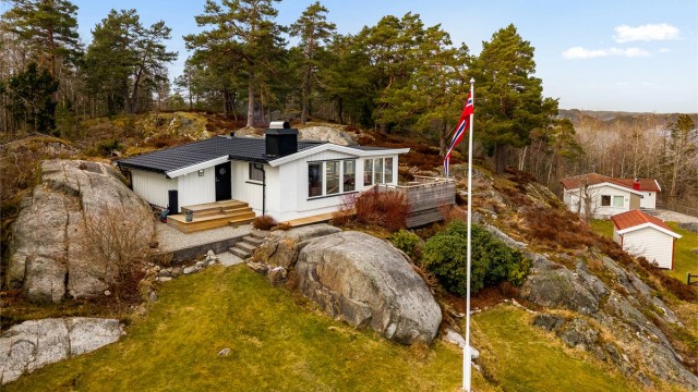 Eiertomt på 1246 kvm som er pent opparbeidet og består for det meste av naturtomt, samt noen partier med svaberg/fjell. Hytta ligger fritt og fint til på tomten.