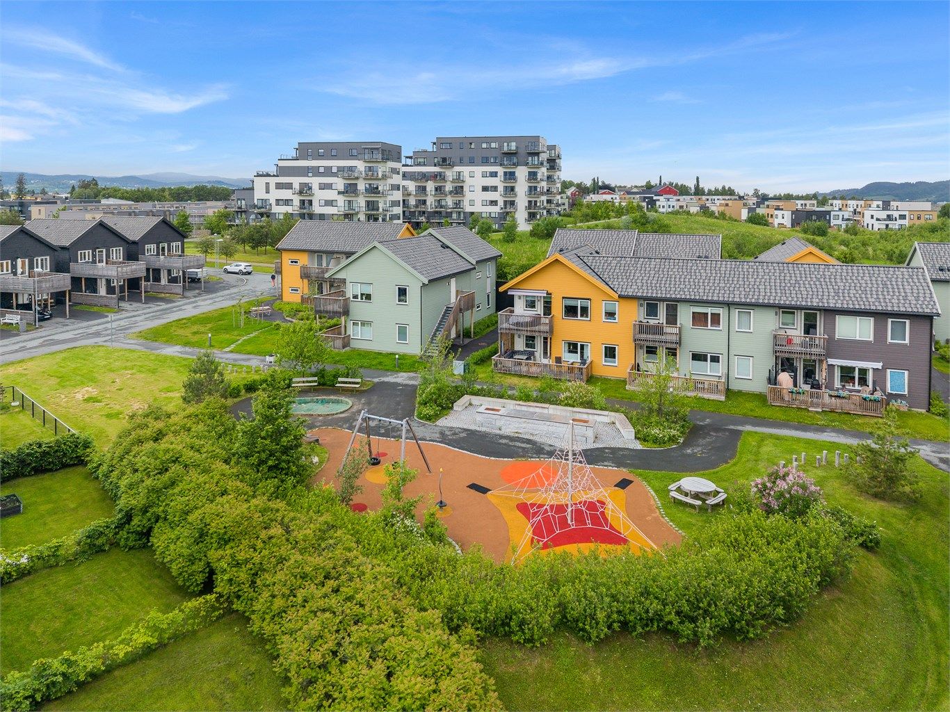 For den aktive finnes gode muligheter for både trening, lek og rekreasjon. Tillerparken aktivitetsområde ligger like i nærheten og er et populært samlingspunkt for både store og små. 