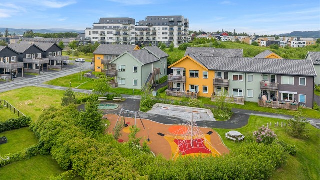 For den aktive finnes gode muligheter for både trening, lek og rekreasjon. Tillerparken aktivitetsområde ligger like i nærheten og er et populært samlingspunkt for både store og små.
