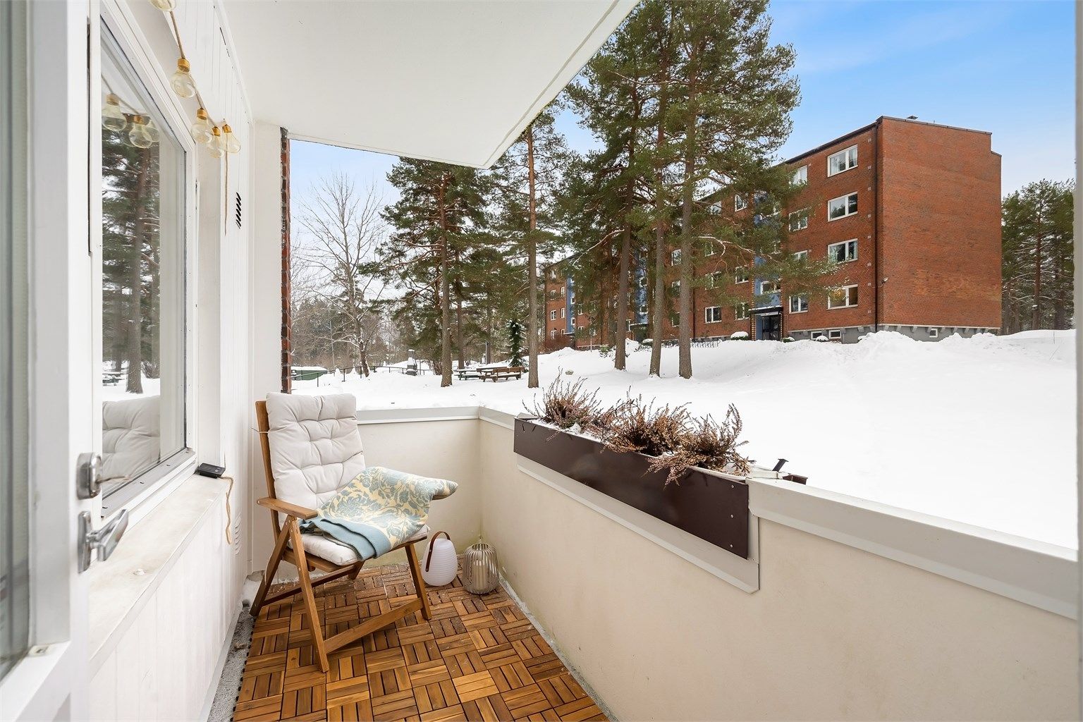 Fra stuen er det direkte utgang til en sydvestvendt balkong på 4 m².