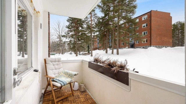 Fra stuen er det direkte utgang til en sydvestvendt balkong på 4 m².