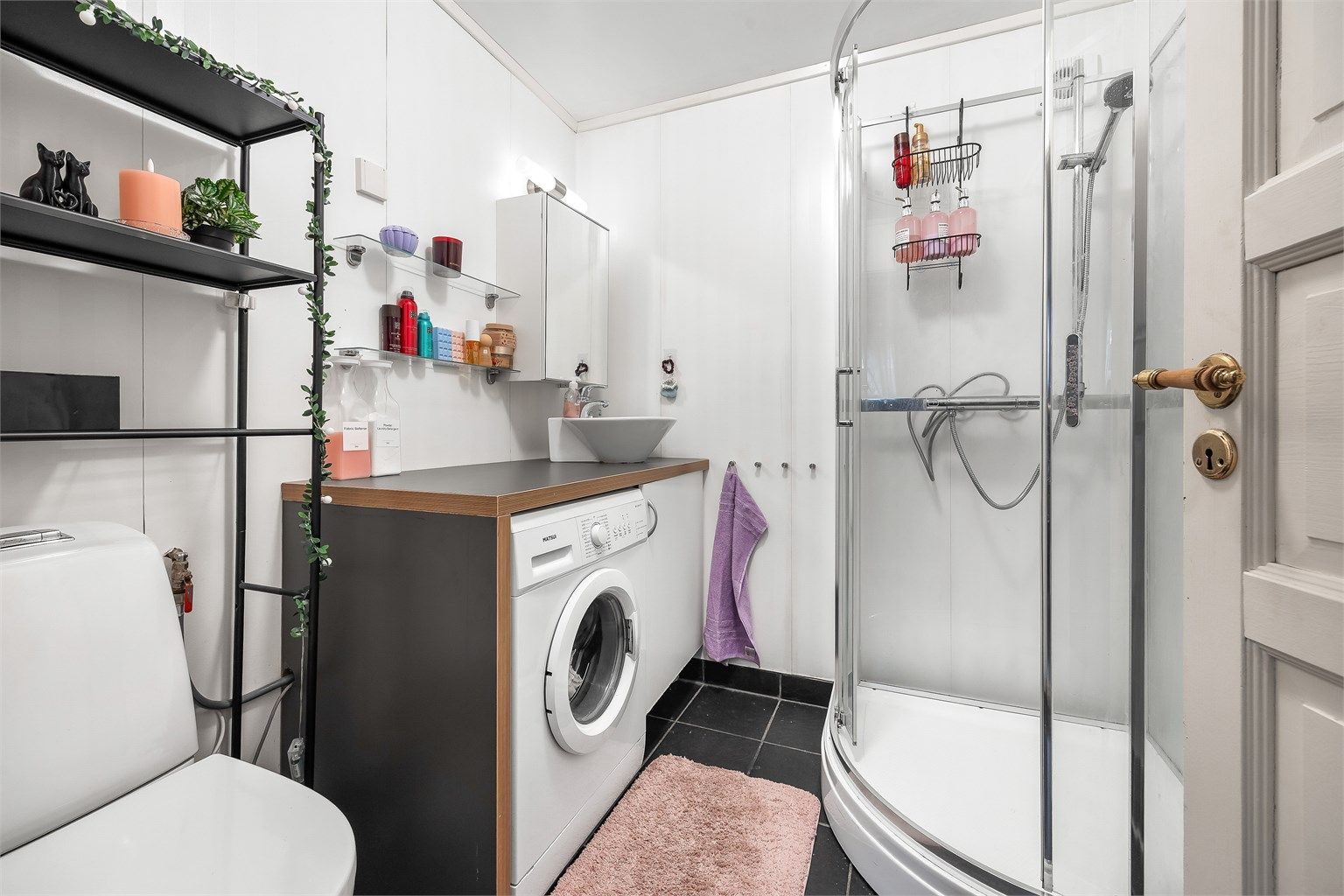 Badet i utleiedelen ble oppgradert i 2010 og har flislagt gulv med varme, dusjkabinett og opplegg for vaskemaskin.