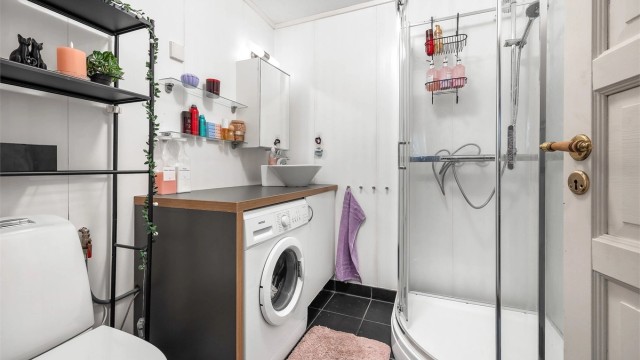 Badet i utleiedelen ble oppgradert i 2010 og har flislagt gulv med varme, dusjkabinett og opplegg for vaskemaskin.