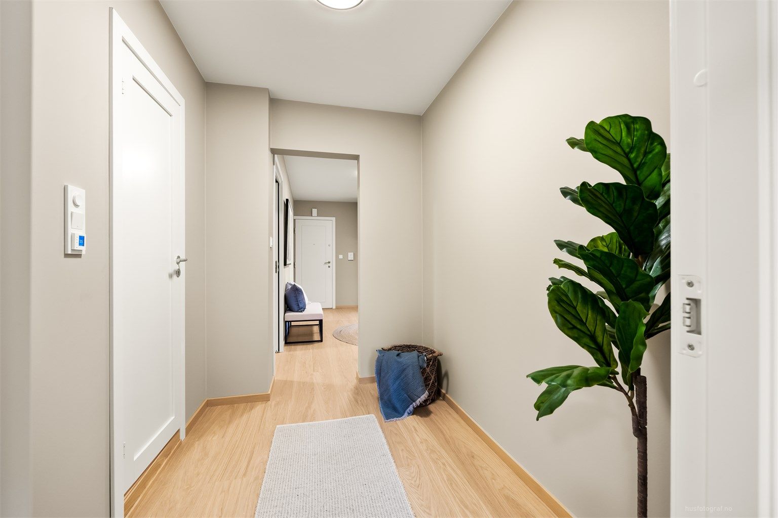 Entréen gir et godt førsteinntrykk. En praktisk bod på 4 m² ligger rett ved inngangsdøren.