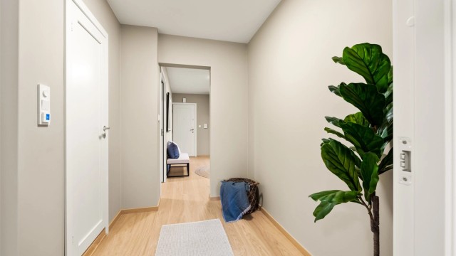 Entréen gir et godt førsteinntrykk. En praktisk bod på 4 m² ligger rett ved inngangsdøren.