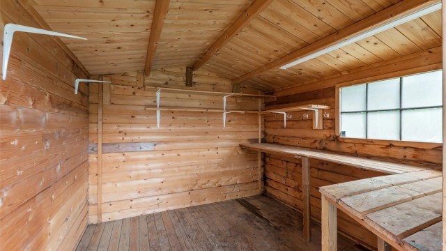 Frittstående redskapsbod på 7 m² gir plass til verktøy og hageutstyr.